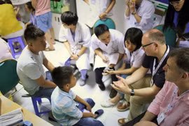 Các bác sỹ của tổ chức y tế từ thiện tại Anh FTW khám sàng lọc cho bệnh nhi tại Bệnh viện Việt Đức trong chuyến công tác năm 2018. (Ảnh: Tư liệu FTW)
