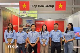Đại diện doanh nghiệp Việt Nam tham gia triển lãm INTERSCHUTZ 2026. (Ảnh: Vũ Hiệp/TTXVN)