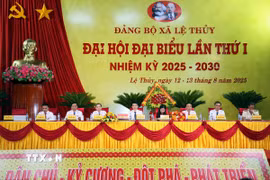 Đoàn chủ tịch điều hành Đại hội. (Ảnh: Tá Chuyên/TTXVN)