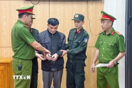 Cơ quan Cảnh sát điều tra Công an tỉnh Phú Thọ ra Lệnh giữ người trong trường hợp khẩn cấp và Quyết định tạm giữ hình sự đối với Lý Công Sinh (sinh năm 1960, trú tại phường Xuân Hoà, tỉnh Phú Thọ). (Ảnh: TTXVN phát)