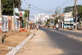 Dự án nâng cấp đường Thủ Khoa Huân kết nối với khu du lịch Mũi Né đang được đẩy nhanh tiến độ thi công. (Ảnh minh họa: Nguyễn Thanh/TTXVN)
