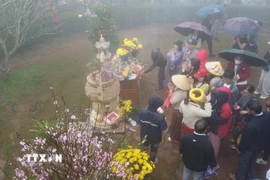 Từ khuôn viên, cảnh quan đến không gian thờ tự tại Am Tiên đều được chỉnh trang, tu bổ theo hướng sạch đẹp, tôn nghiêm, phục vụ tốt nhu cầu tham quan, sinh hoạt văn hóa, tâm linh, tín ngưỡng của nhân dân. (Ảnh: Hoa Mai/TTXVN)