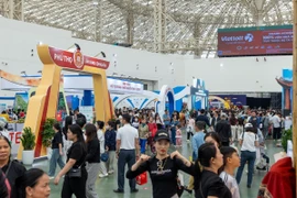 Đông đảo du khách đến tham quan Hội chợ Mùa Thu. (Ảnh: Vietnam+)