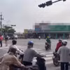 Bi hài cảnh người dân thi nhau dắt bộ xe máy để di chuyển khi đèn giao thông bị lỗi