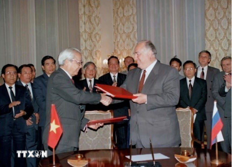 Vo Van Kiet miniszterelnök és Viktor Csernomirgyin miniszterelnök aláírta a Vietnam és az Orosz Föderáció közötti baráti kapcsolatok alapelveiről szóló szerződést (Moszkva, 1994. június 16.). (Fotó: Minh Dao/VNA) ttxvn-viet-nam-nga-1201-1.jpg