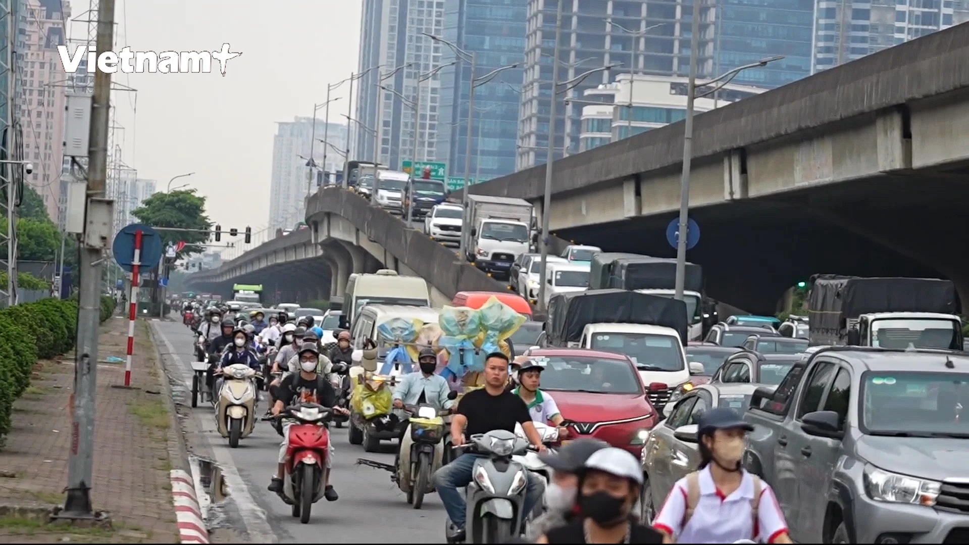 Cao điểm giao thông tại cửa ngõ Tây Nam Thủ đô chiều 29/4