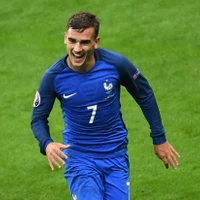 Pha ăn mừng của tiền đạo Antoine Griezmann sau khi ghi bàn bàn thắng nâng tỷ số lên 4-0 với Iceland trong lượt trận tứ kết EURO 2016 diễn ra tại Pháp ngày 3/7. (Nguồn: EPA/TTXVN)