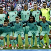 Các cầu thủ Bồ Đào Nha mặc áo xanh sáng trong trận đấu với xứ Wales tại Lyon, Pháp ngày 6/7. (Nguồn: EPA/TTXVN)