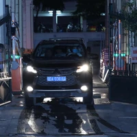 Lực lượng chức năng làm nhiệm vụ khám xét phòng làm việc của ông Chung tại UBND TP Hà Nội rời đi lúc 21h20 phút ngày 28/8, cùng thời gian với lực lượng khám xét nhà riêng ông Chung ở phường Trung Liệt, quận Đống Đa. (Ảnh: TTXVN)