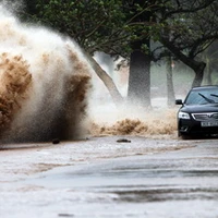 Sóng lớn đánh vào bờ biển quận Đồ Sơn, Hải Phòng. (Ảnh:TTXVN/Vietnam+)