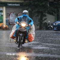 Khu vực Hà Nội ngày và đêm 8/2 có mưa, mưa rào; từ chiều 8 đến 9/2 trời rét đậm, nhiệt độ thấp nhất 10-12 độ C. (Nguồn: TTXVN)