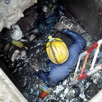 Công nhân thoát nước đô thị tiến hành vớt rác thải tại các cống thoát nước trên đường Nguyễn Hữu Cảnh, quận Bình Thạnh. (Ảnh: An Hiếu/TTXVN)