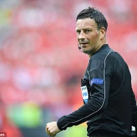 Trọng tài Mark Clattenburg trong trận Thụy Sĩ-Ba Lan. (Nguồn: Dailymail)