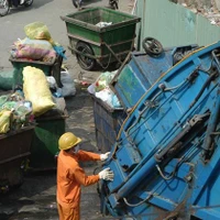Hoạt động thu gom rác thải của Công ty môi trường. (Ảnh: TTXVN)