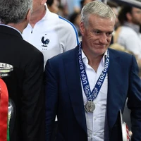 Didier Deschamps buồn bã khi không thể nâng cao chiếc cúp vô địch. (Nguồn: skysports.com)