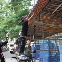 Người dân Hải Phòng chằng néo nhà cửa chống bão. (Ảnh: Tuấn Anh/TTXVN)