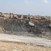 Cảnh thi công ngổn ngang tại công trường Phước Hiệp (Ảnh: Vietnam+) 