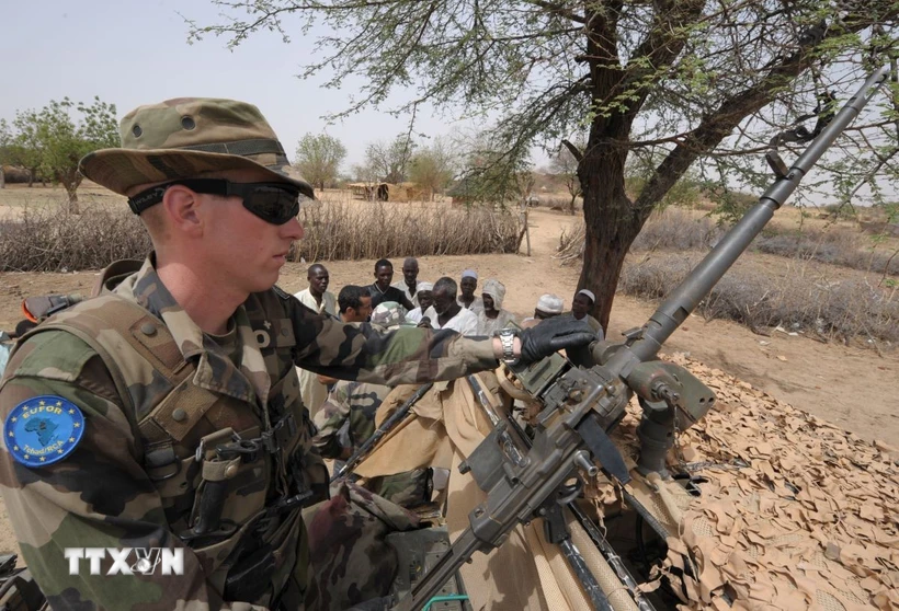 Binh sỹ Pháp tuần tra tại khu vực Farchana, miền đông Cộng hòa Chad. (Ảnh: AFP/TTXVN)