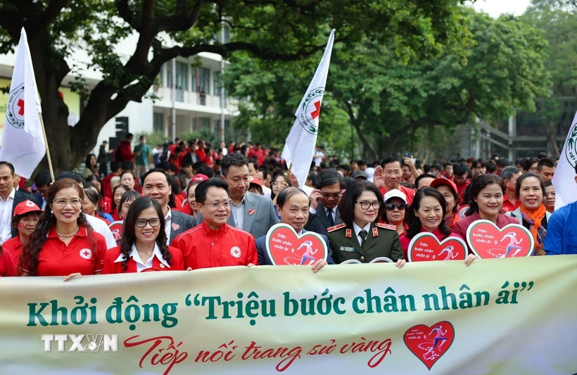 Đại biểu tham gia đi bộ Khởi động Chiến dịch “Triệu bước chân Nhân ái - Tiếp bước trang sử vàng.” (Ảnh: Thanh Tùng/TTXVN)