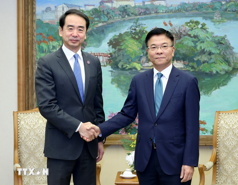 Phó Thủ tướng Lê Thành Long tiếp Đại sứ Trung Quốc Hà Vĩ. (Ảnh: Xuân Tùng/TTXVN)