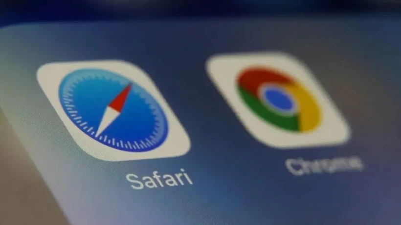 Trình duyệt Safari và Chrome trên màn hình điện thoại.