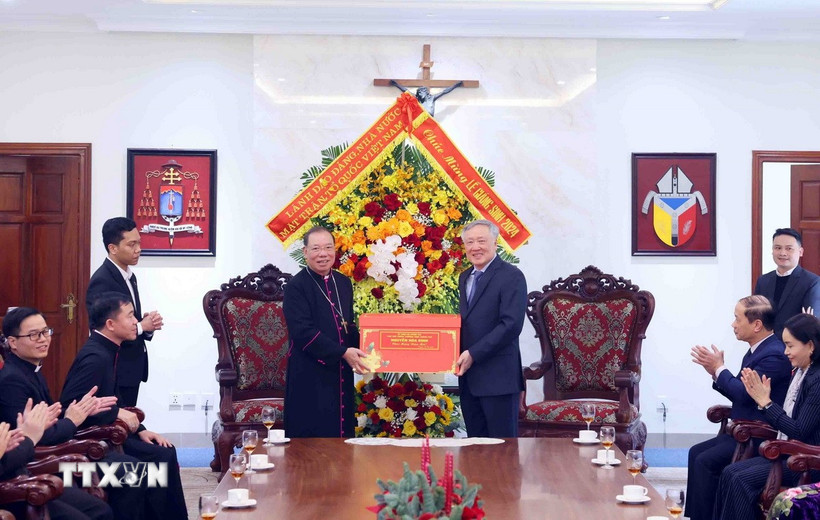 Phó Thủ tướng Thường trực Nguyễn Hòa Bình tặng quà chúc mừng Giáng sinh các Linh mục Tổng Giám mục Hà Nội. (Ảnh: Phạm Kiên/TTXVN)