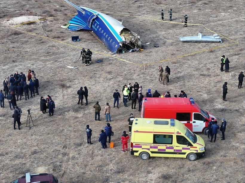 Hiện trường vụ rơi máy bay của hãng hàng không Azerbaijan Airlines gần sân bay Aktau, Kazakhstan. (Ảnh: THX/TTXVN)