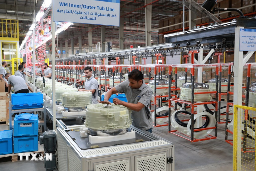 Bên trong một nhà máy sản xuất máy giặt ở Ramadan, Ai Cập. (Ảnh: THX/TTXVN)