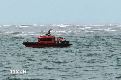 Tàu BP 07-07-04 của Hải đội Biên phòng 1 đang tìm kiếm ngư dân mất tích. (Ảnh: TTXVN phát)