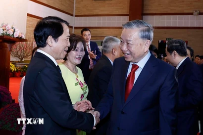 Tổng Bí thư Tô Lâm gặp gỡ cán bộ, nhân viên Đại sứ quán và cộng đồng người Việt Nam tại Campuchia. (Ảnh: Thống Nhất/TTXVN)