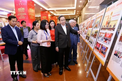 Chủ tịch Quốc hội Trần Thanh Mẫn kiểm tra khu trưng bày ảnh về hoạt động của Quốc hội chuẩn bị cho Lễ trao giải. (Ảnh: Doãn Tấn/TTXVN)