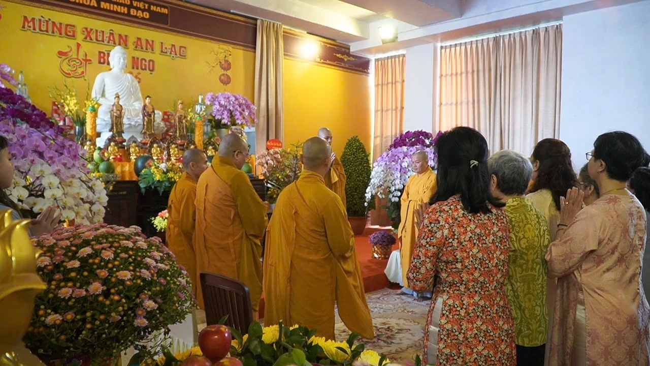 Người dân Sài Gòn đổ về chùa đầu năm tìm sự bình yên trong tâm hồn