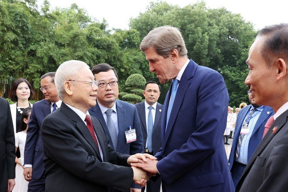 Tổng Bí thư Nguyễn Phú Trọng bắt tay ông John Kerry, Đặc phái viên về Khí hậu của Tổng thống Hoa Kỳ. (Ảnh: Trí Dũng/TTXVN)