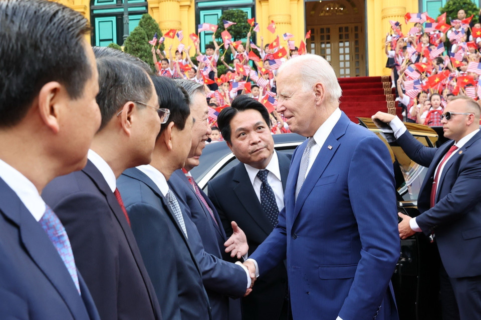 Tổng thống Hoa Kỳ Joe Biden bắt tay các thành viên Đoàn Việt Nam. (Ảnh: Trí Dũng/TTXVN)
