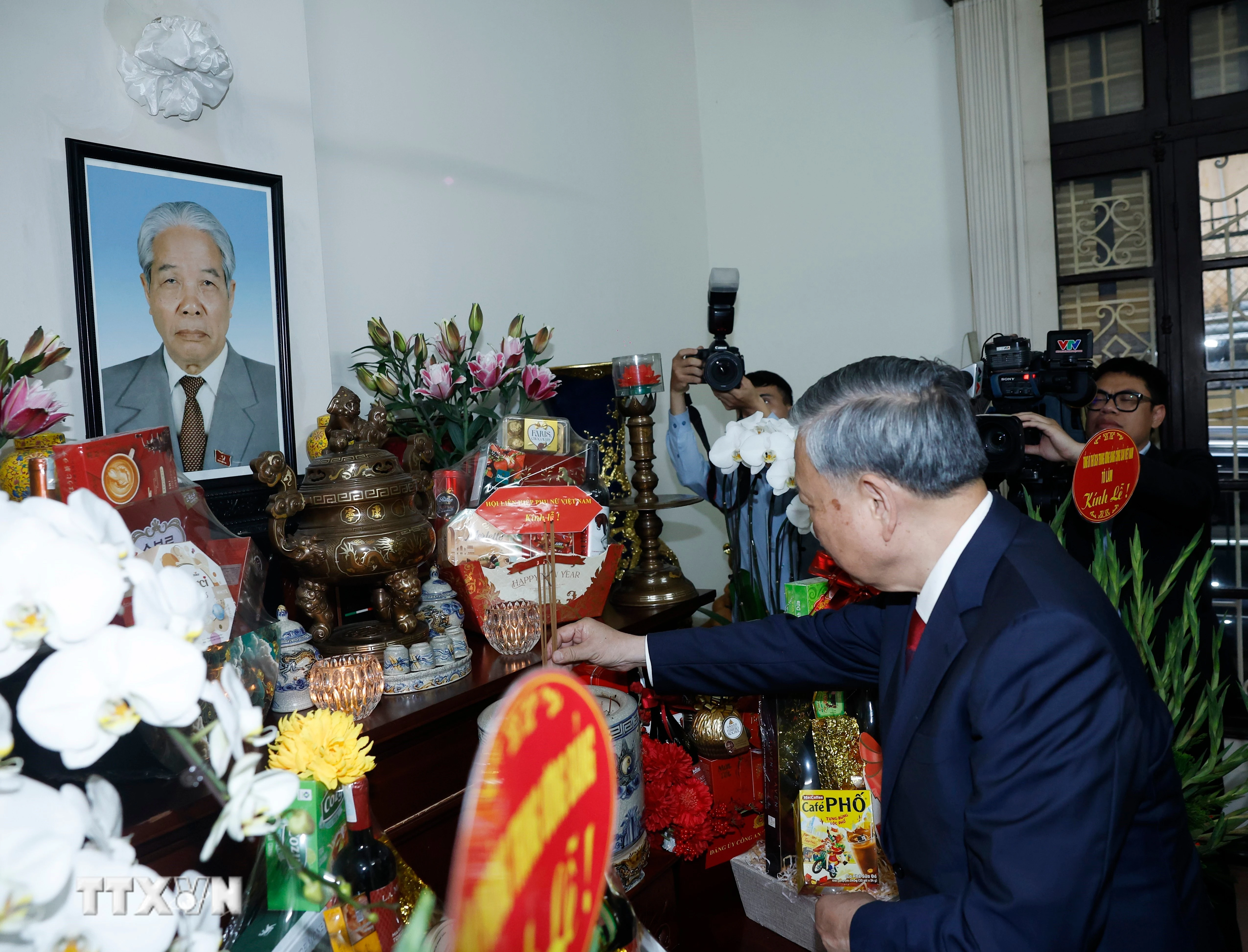 Tổng Bí thư Tô Lâm thắp hương tưởng niệm các lãnh đạo tiền bối nhân dịp kỷ niệm 96 năm Đảng