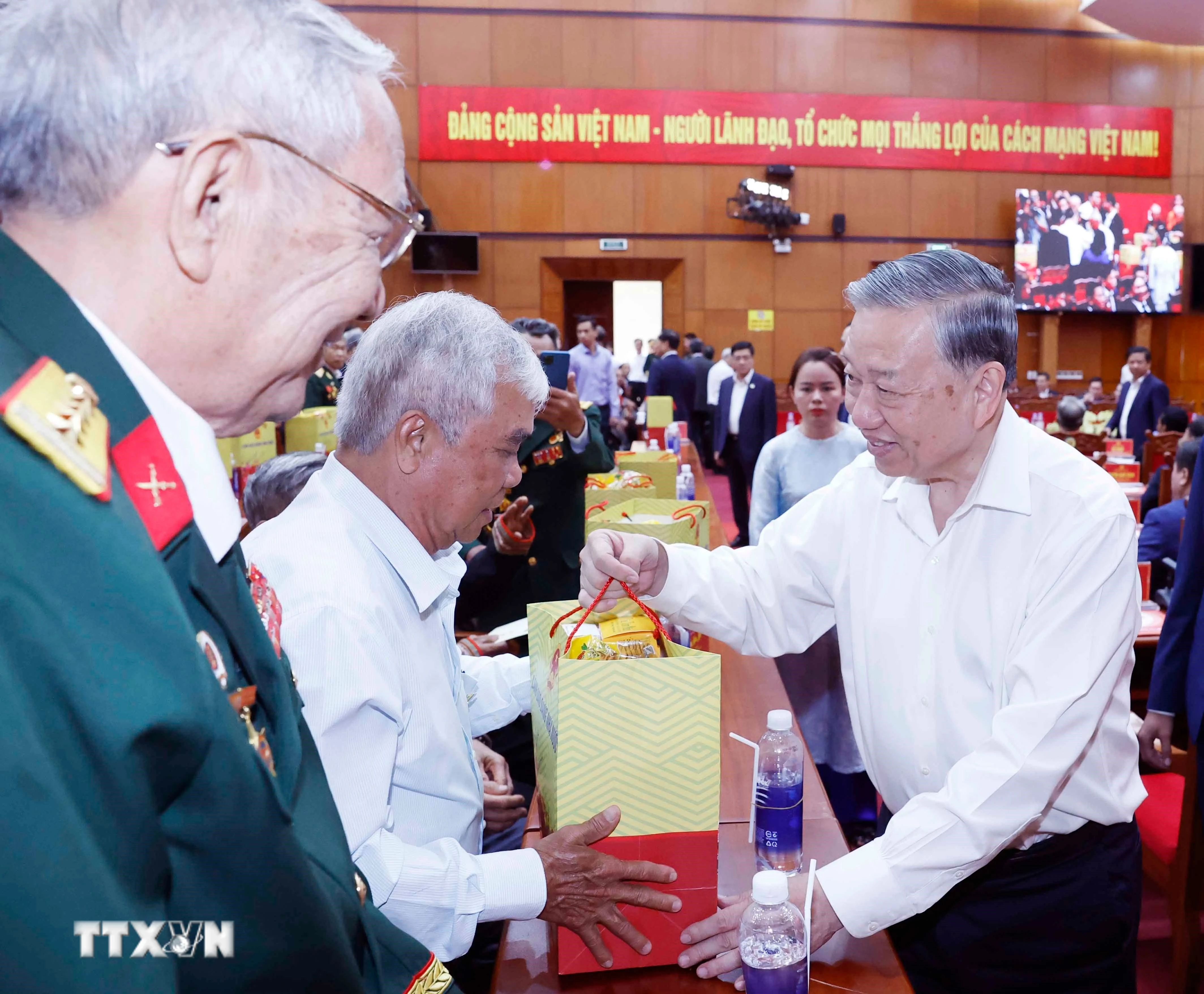 Tổng Bí thư thăm, chúc Tết Đảng bộ, chính quyền và nhân dân tỉnh Đắk Lắk