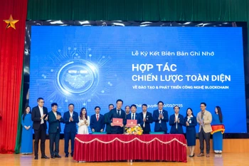 Lễ ký kết Biên bản ghi nhớ Hợp tác chiến lược toàn diện về đào tạo và phát triển công nghệ Blockchain. (Ảnh: Minh Sơn/Vietnam+)