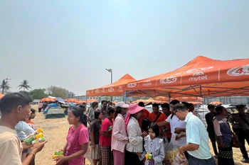 Các nhu yếu phẩm được cung cấp cho người dân. (Ảnh: Mytel)