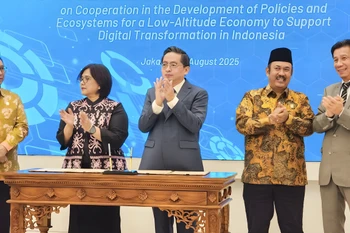 Từ trái qua. Ông Febrian Alphyanto Ruddyard - Thứ trưởng Bappenas, bà Teni Widuriyanti - Tổng Thư ký Bappenas, ông Trần Kim Chung – Chủ tịch CT Group, ông Rachmat Pambudy – Bộ trưởng Bappenas, ông Tạ Văn Thông – Đại sứ Việt Nam tại Indonesia trong Lễ ký kết biên bản ghi nhớ hợp tác. (Ảnh: CT Group)