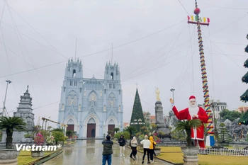 Du khách hân hoan chờ đón Giáng sinh ở xứ đạo lớn nhất tỉnh Nam Định 