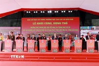 Các đại biểu thực hiện nghi thức khởi công công trình tại xã Khổng Lào (Lai Châu). (Ảnh: Quý Trung/TTXVN)