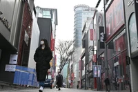 Người dân di chuyển trên phố ở Seoul, Hàn Quốc. (Ảnh: AFP/TTXVN)