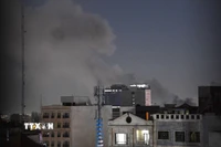 Khói bốc lên sau vụ tấn công tại Tehran, Iran, ngày 1/3/2026. (Ảnh: THX/TTXVN)