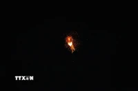 Hệ thống phòng không của Israel đánh chặn tên lửa trên bầu trời Tel Aviv, ngày 1/3/2026. (Ảnh: THX/TTXVN)