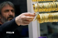 Trang sức vàng được bày bán tại tiệm kim hoàn ở Ankara, Thổ Nhĩ Kỳ. (Ảnh: THX/TTXVN)