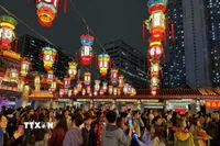 Nhiều bạn trẻ đến lễ Nguyệt Lão tại Wong Tai Sin để cầu duyên thành công. (Ảnh: Mạc Luyện/TTXVN)