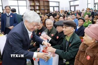Phó Chủ tịch Thường trực Quốc hội Đỗ Văn Chiến trao quà cho các đảng viên trên 50 năm tuổi đảng xã Đạo Trù. (Ảnh: Hoàng Hùng/TTXVN)