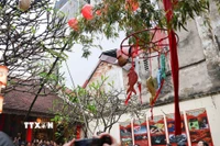 Lễ dựng cây nêu thu hút đông đảo du khách và giới trẻ tham dự, lưu giữ hình ảnh đậm nét văn hóa Việt Nam trong mỗi mùa Tết đến Xuân về. (Ảnh: Thanh Tùng/TTXVN)