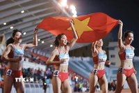 Hoàng Thị Minh Hạnh, Lê Thị Tuyết Mai, Nguyễn Thị Hằng, Nguyễn Thị Ngọc đã xuất sắc giành HCV nội dung 4x400m tiếp sức nữ. (Ảnh: Minh Quyết/TTXVN)