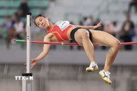 Bùi Kim Anh vượt qua mức xà 1m86, giành HCV nhảy cao tại SEA Games 33. (Ảnh: Minh Quyết/TTXVN)
